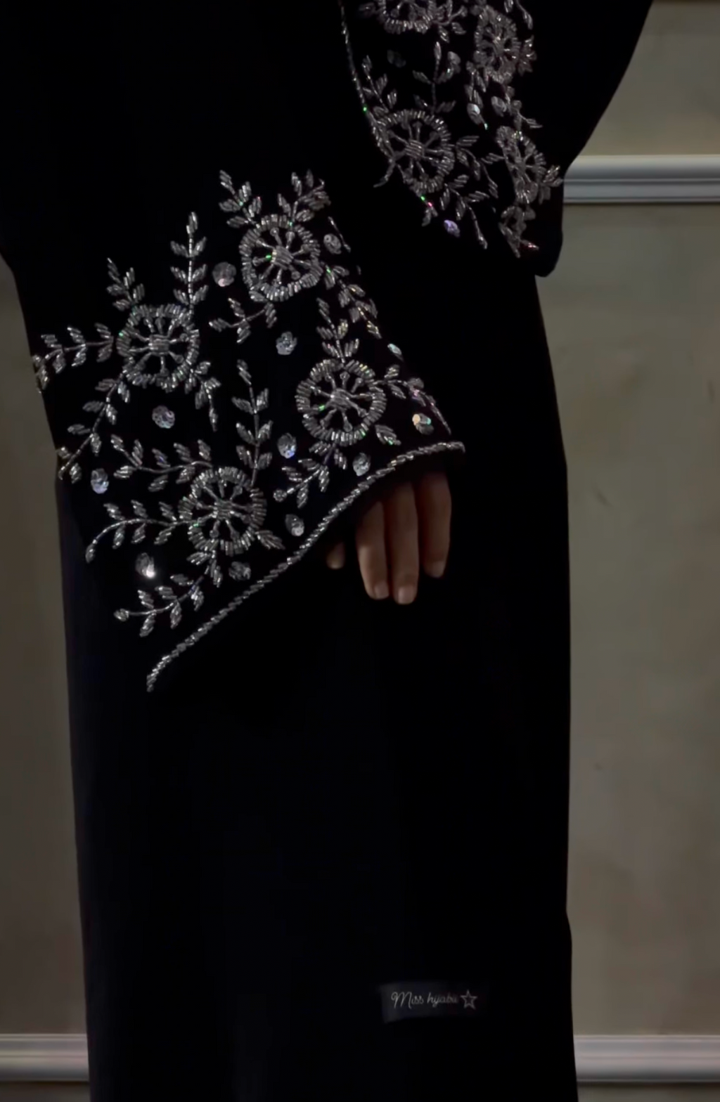 BLACK SANA FLOWER SLEEVE ABAYA-MH023